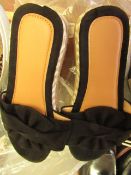 Black Ladies Slidders - Size 39 - Good Condition & Packaged.