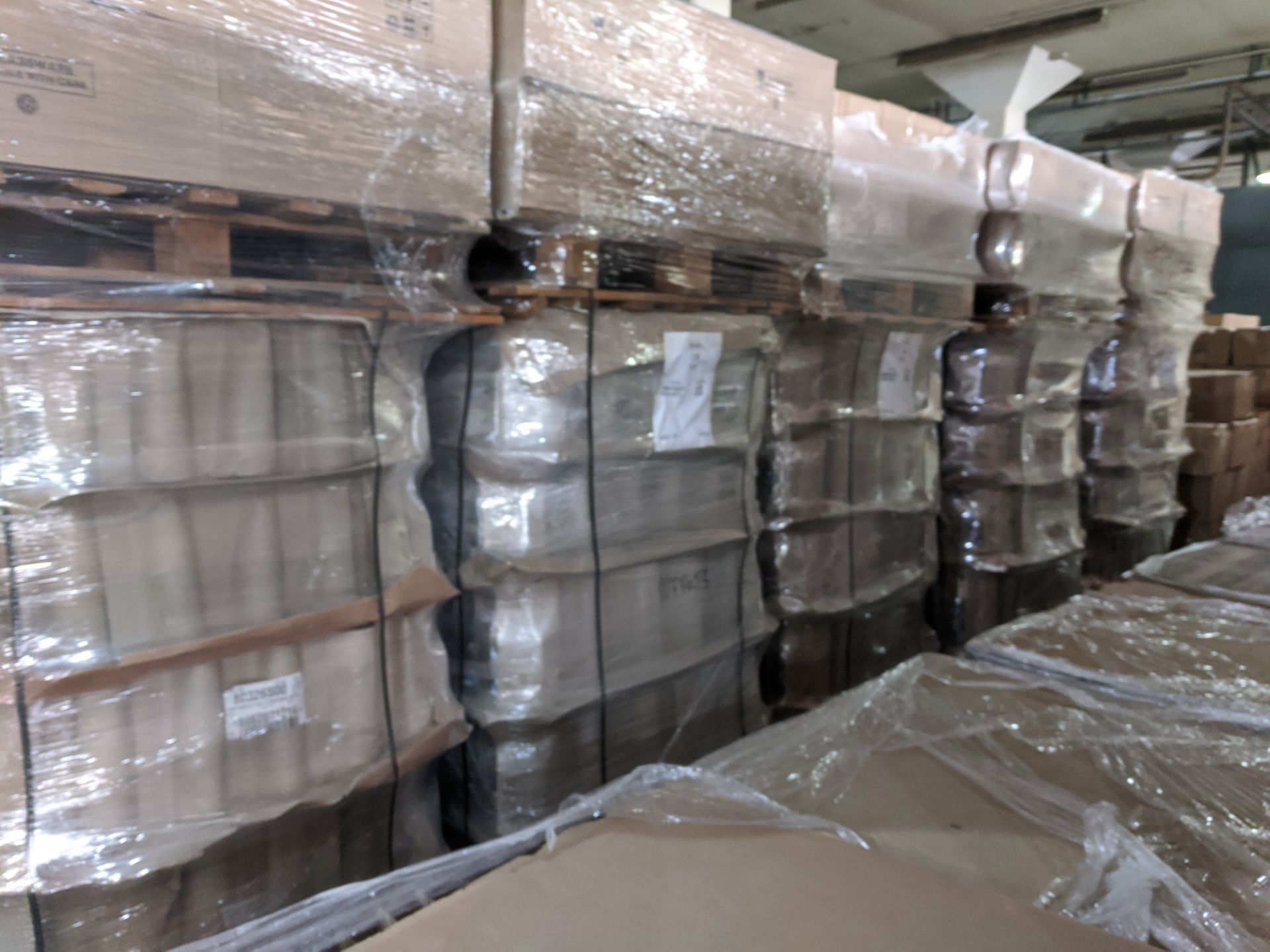 Full pallet containing appx 615 brand new 1 litre Smurf design liscensed glass bottles , new and - Image 4 of 7