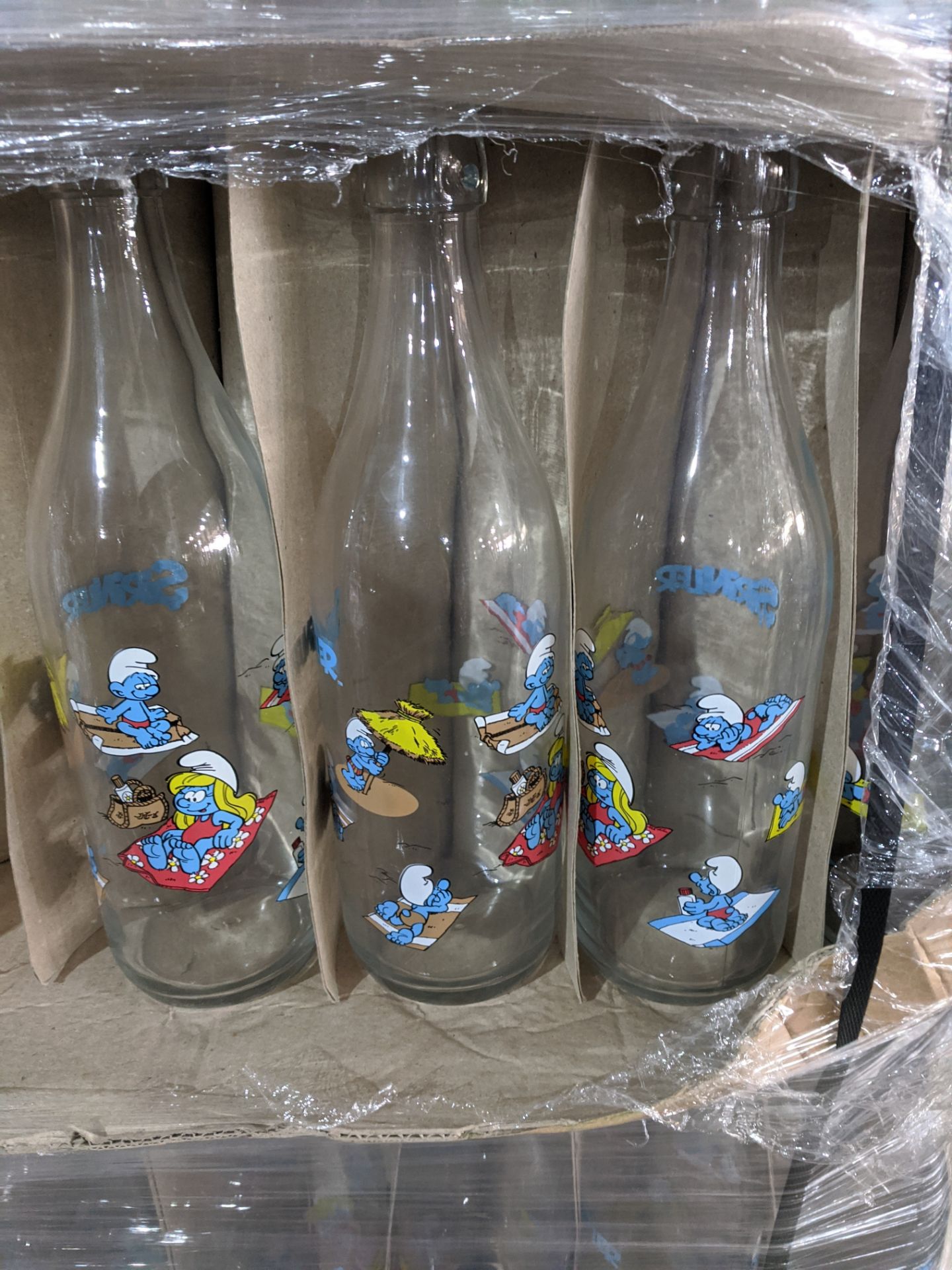 Full pallet containing appx 615 brand new 1 litre Smurf design liscensed glass bottles , new and - Image 2 of 7
