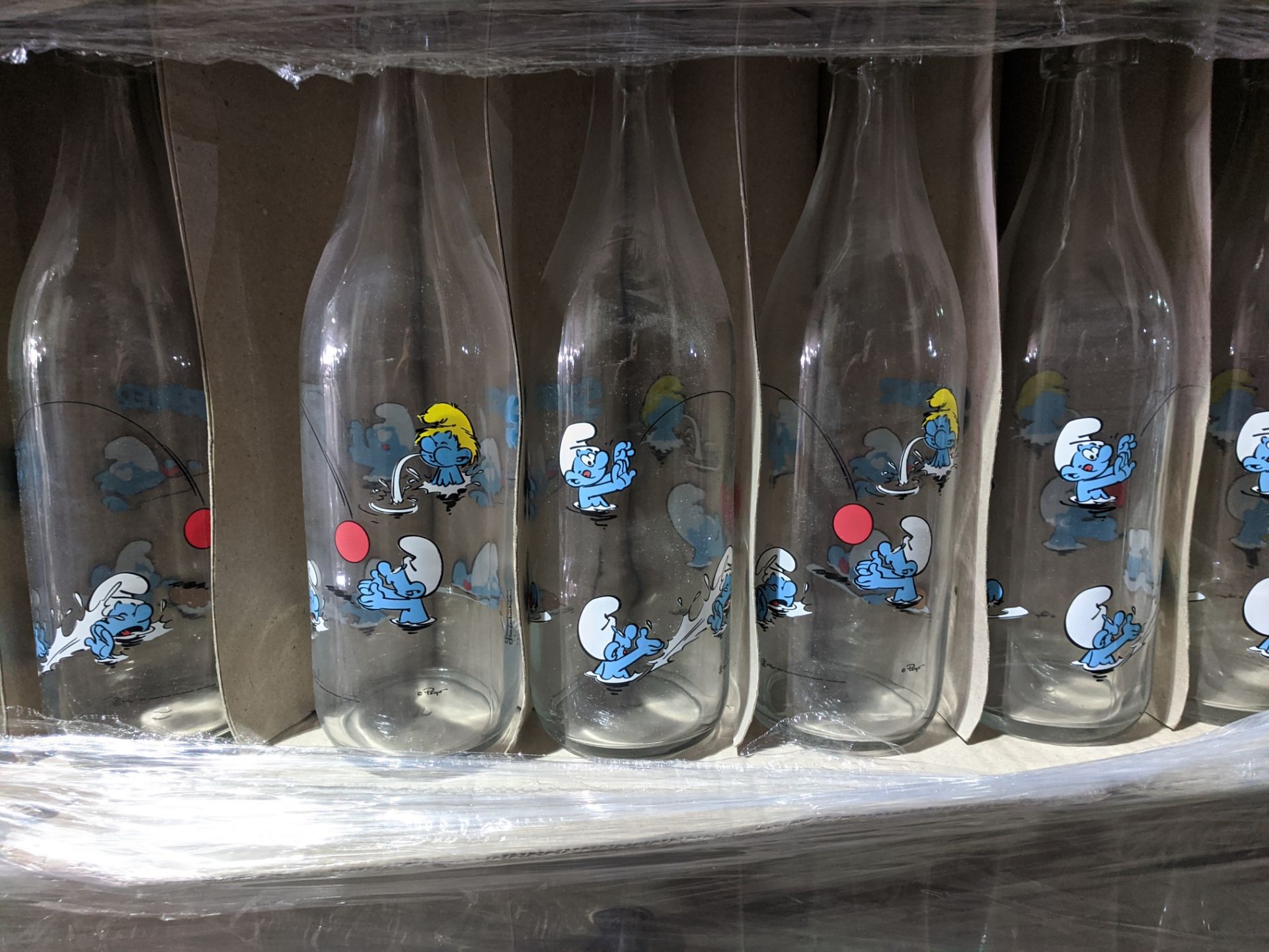 Full pallet containing appx 615 brand new 1 litre Smurf design liscensed glass bottles , new and - Image 6 of 7