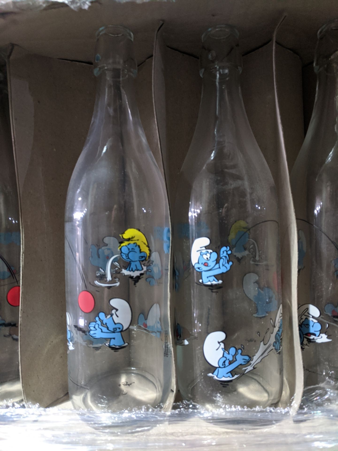 Full pallet containing appx 615 brand new 1 litre Smurf design liscensed glass bottles , new and - Image 7 of 7
