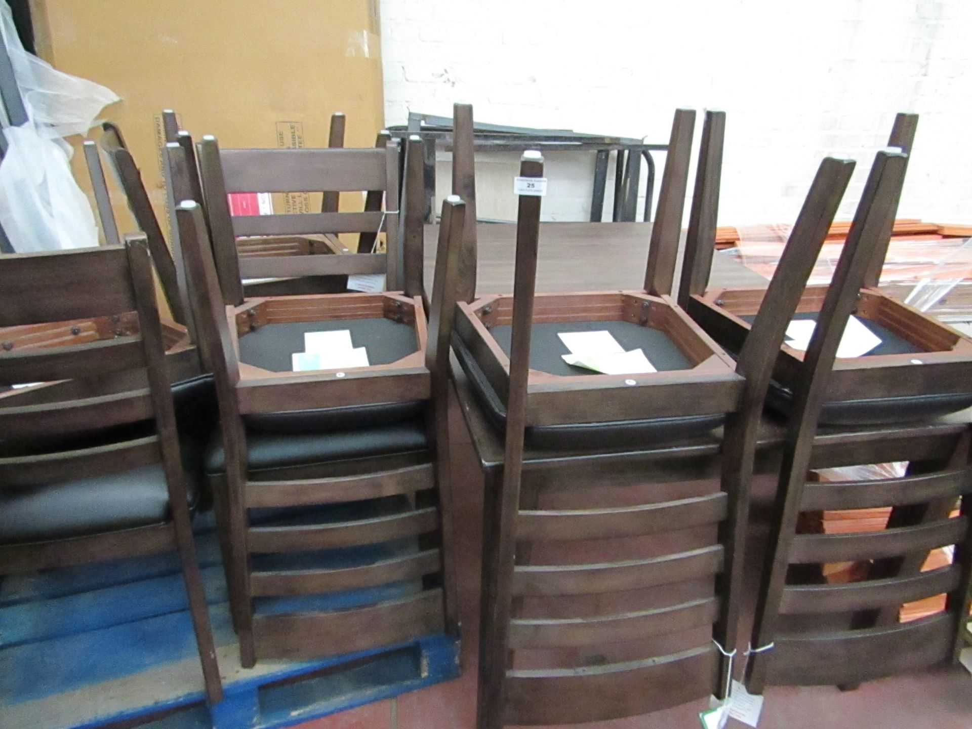 Bayside 6x dining chairs with an extendable table, no major damage.