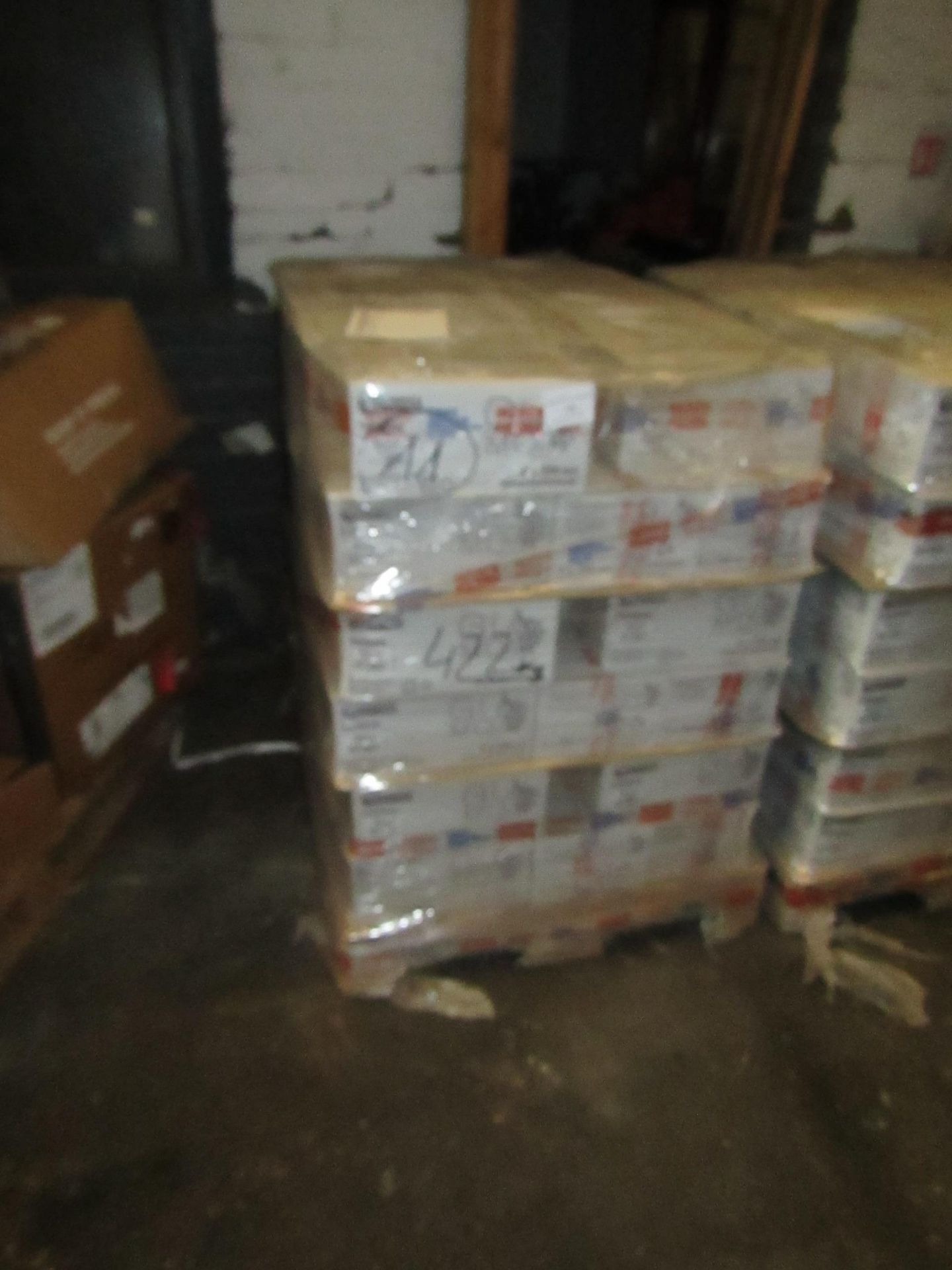 A Pallet of 432x 750ml tins of Glamour effect Gloss Paint, new, the tins have Foreign writing on