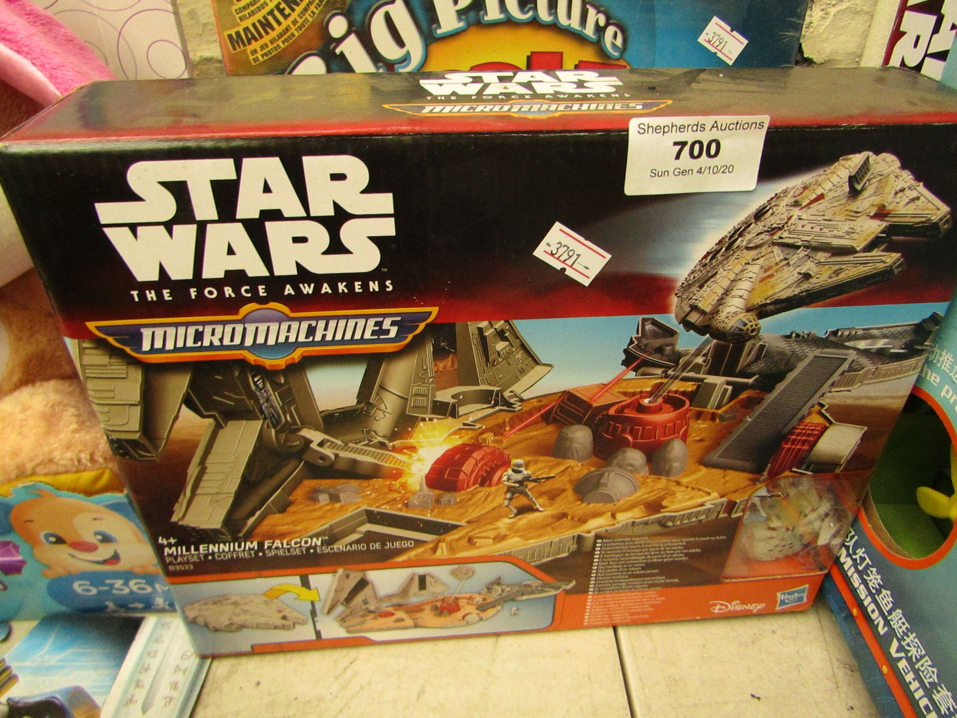 Star wars the Force Awakens Micro Machines Millennium falcon play set, look s unsued nad in