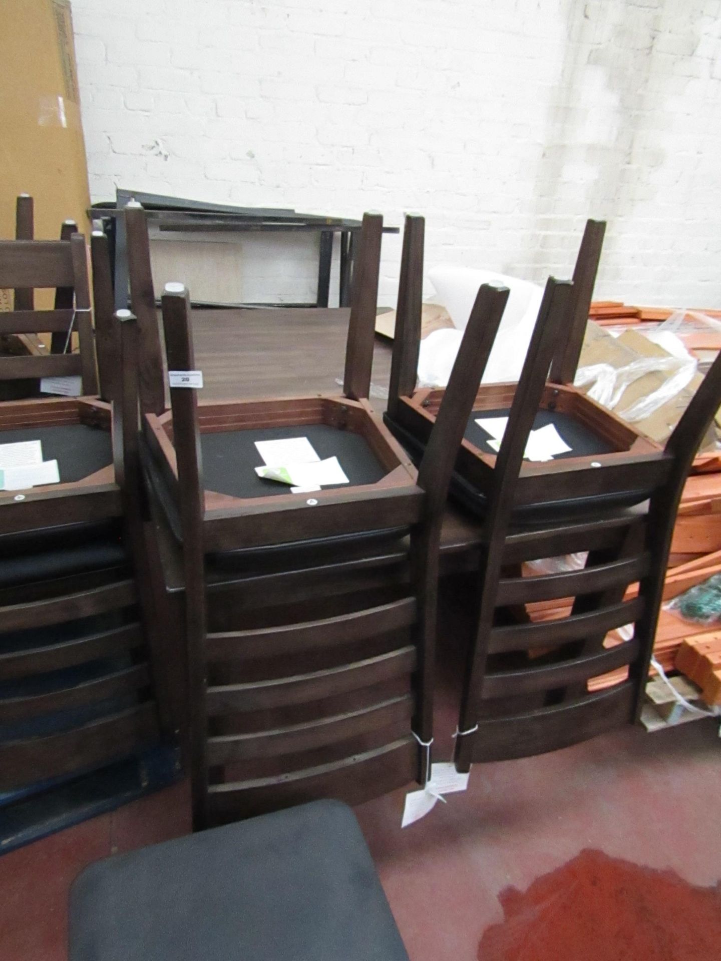 Bayside 6x dining chairs with an extendable table, no major damage.