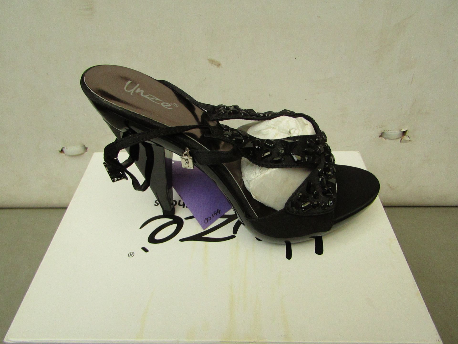 Unze by Shalamar Size 4 Ladies Shoes. New & boxed see image for design
