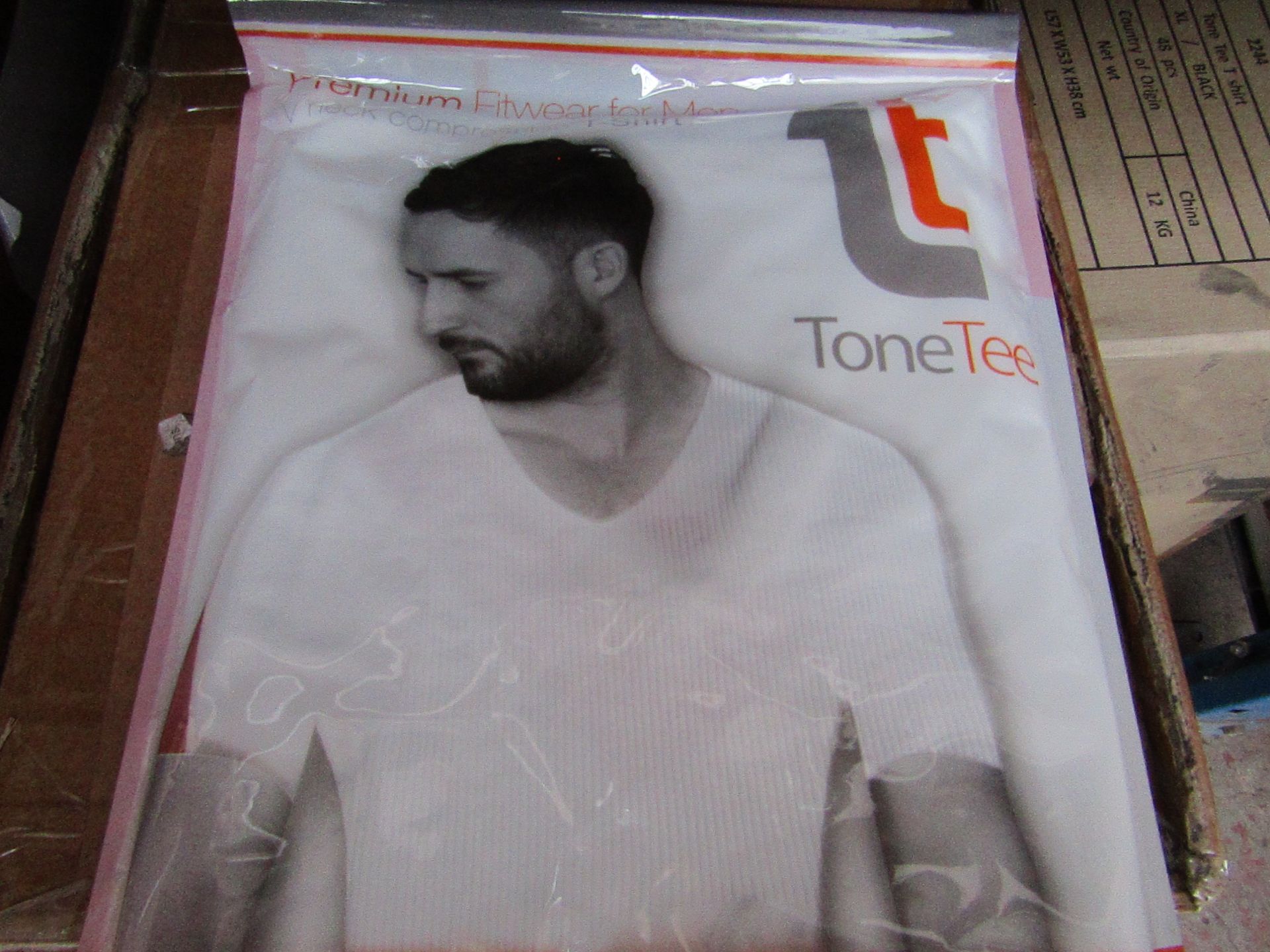 | 48x | TONE TEE V NECK COMPRESSION T-SHIRT WHITE XL | PACKAGED & BOXED | SKU 1508038582739 | RRP £