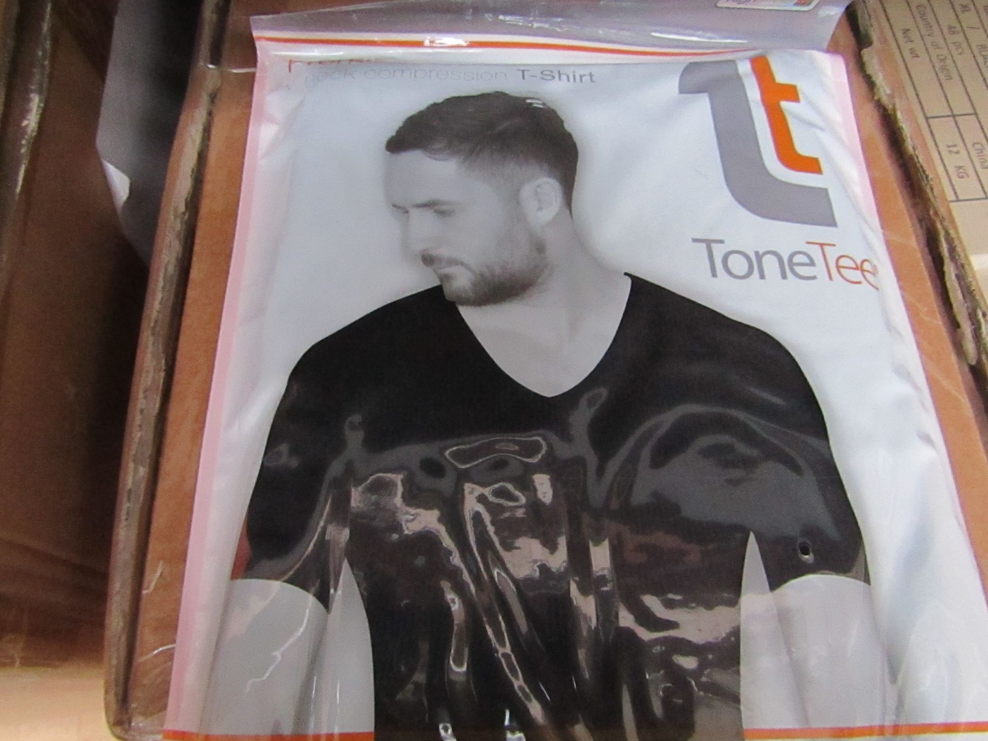 | 48x | TONE TEE V NECK COMPRESSION BLACK T-SHIRT XL | PACKAGED & BOXED | SKU 1508038582739 | RRP £