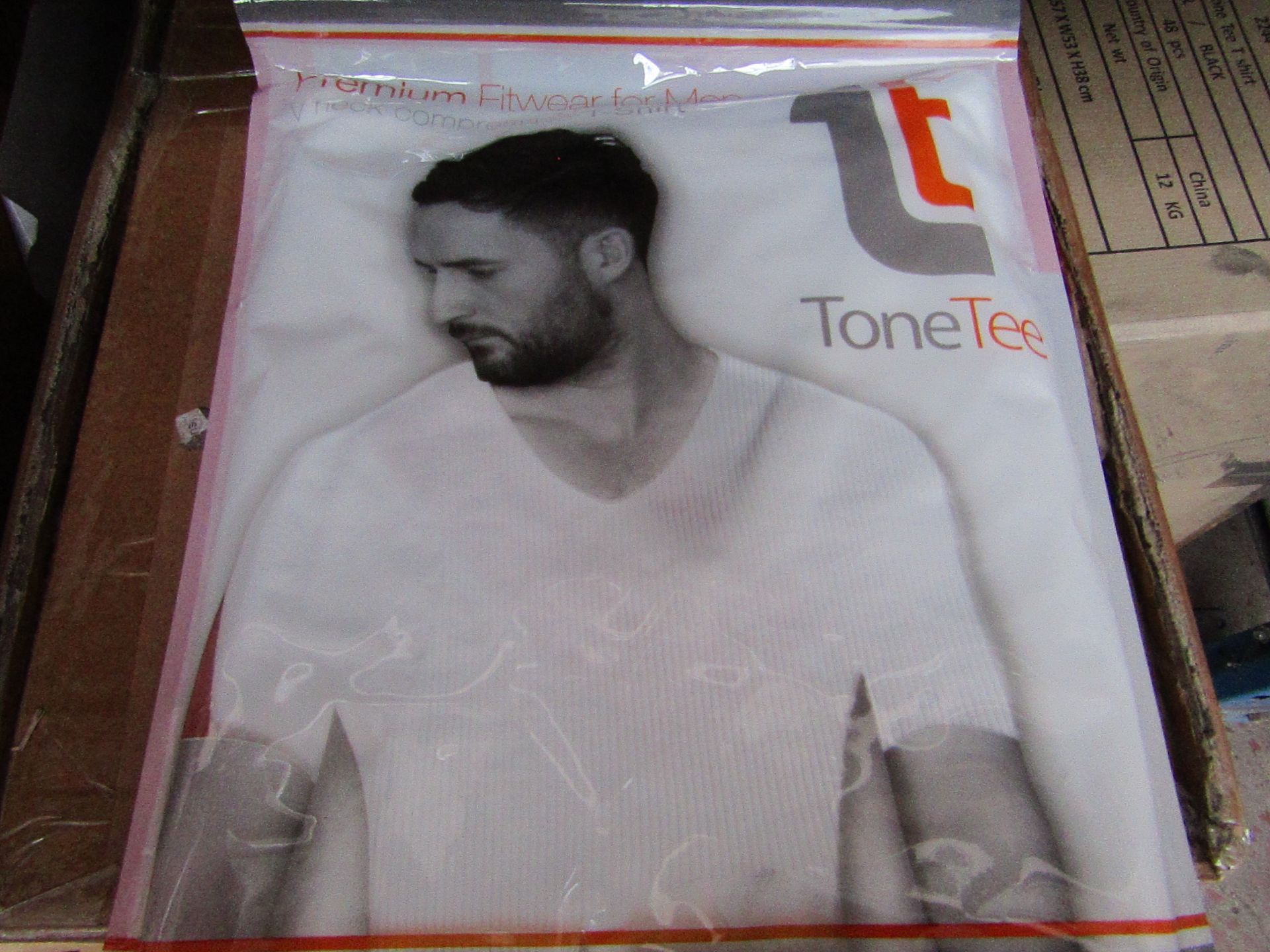 | 48x | TONE TEE V NECK COMPRESSION T-SHIRT WHITE XL | PACKAGED & BOXED | SKU 1508038582739 | RRP £