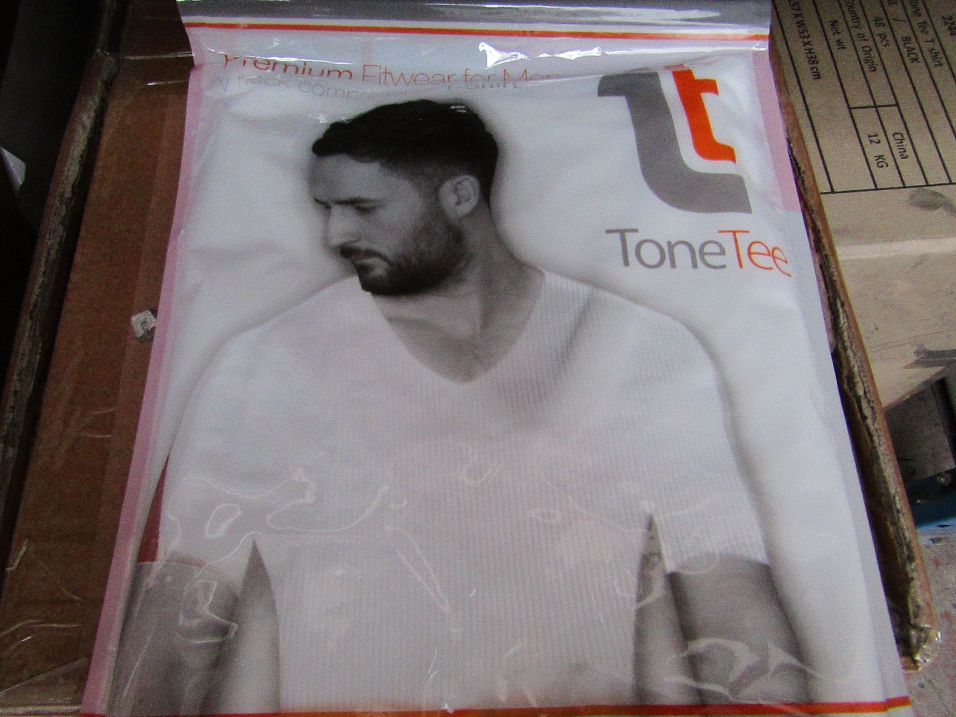 | 48x | TONE TEE V NECK COMPRESSION T-SHIRT WHITE XL | PACKAGED & BOXED | SKU 1508038582739 | RRP £