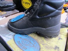 Globe Trotter steel toe cap boots - Size 3 - New & Boxed.