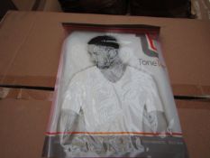 | 1x | TONE TEE V NECK COMPRESSION T-SHIRT WHITE XL | PACKAGED & BOXED | SKU 1508038582739 | RRP £