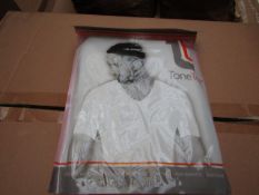 | 1x | TONE TEE V NECK COMPRESSION T-SHIRT WHITE XL | PACKAGED & BOXED | SKU 1508038582739 | RRP £