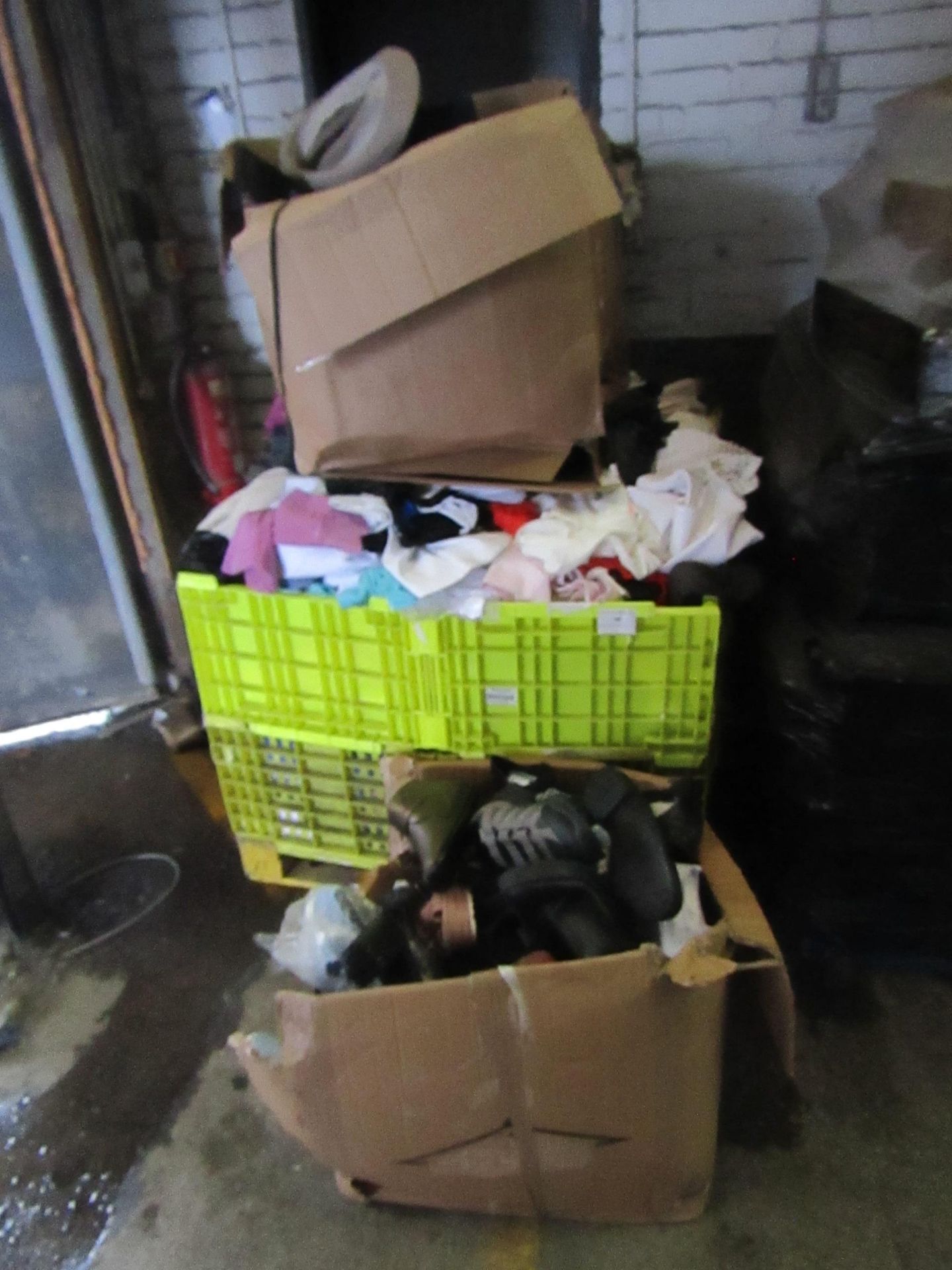 Pallet of approx 400 pieces of various clothing and shoes, these pallets usually contain a mixture