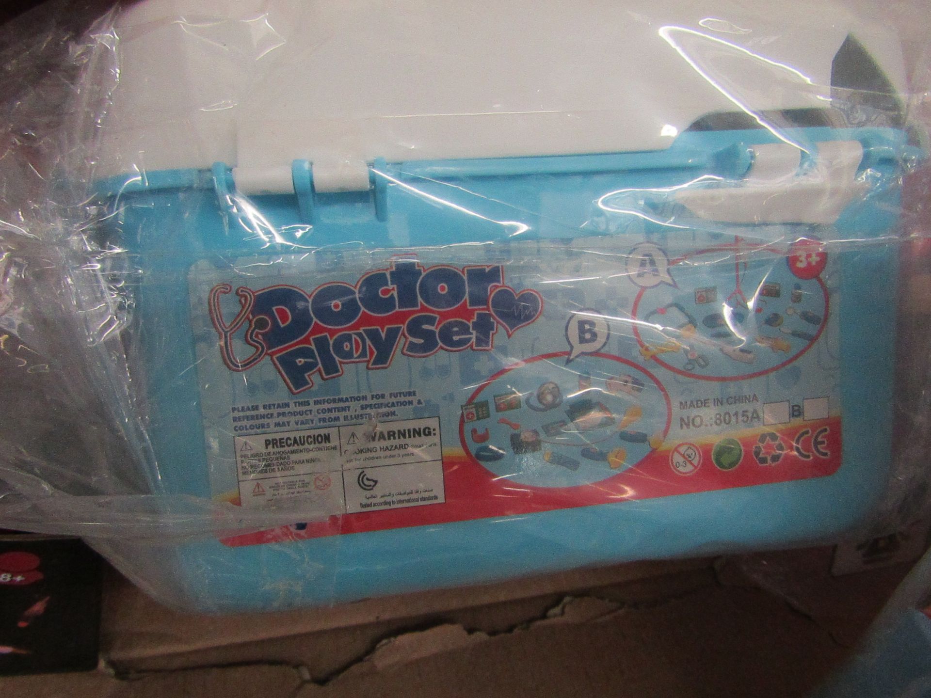 Doctors Kids Playset. Looks new but the carry case is cracked