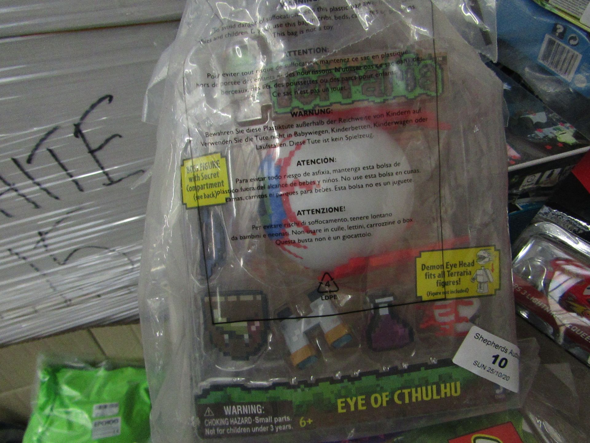 Terraria Deluxe Eye of Cthulhu Boss Action Figure with Accessories. Packaging is slightly damaged so