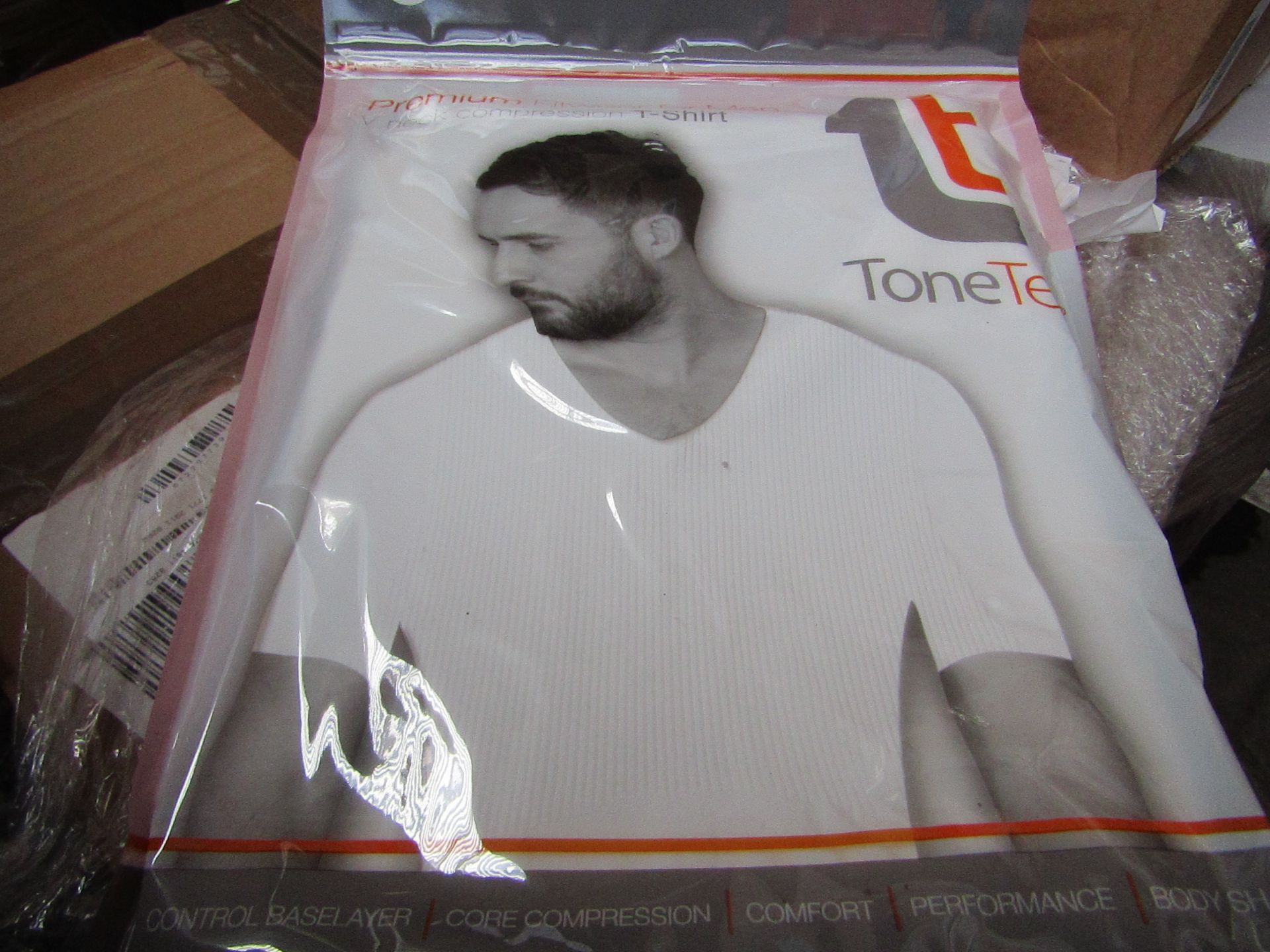 | 48x | TONE TEE V NECK COMPRESSION T-SHIRT WHITE XL | PACKAGED & BOXED | SKU 1508038582739 | RRP £