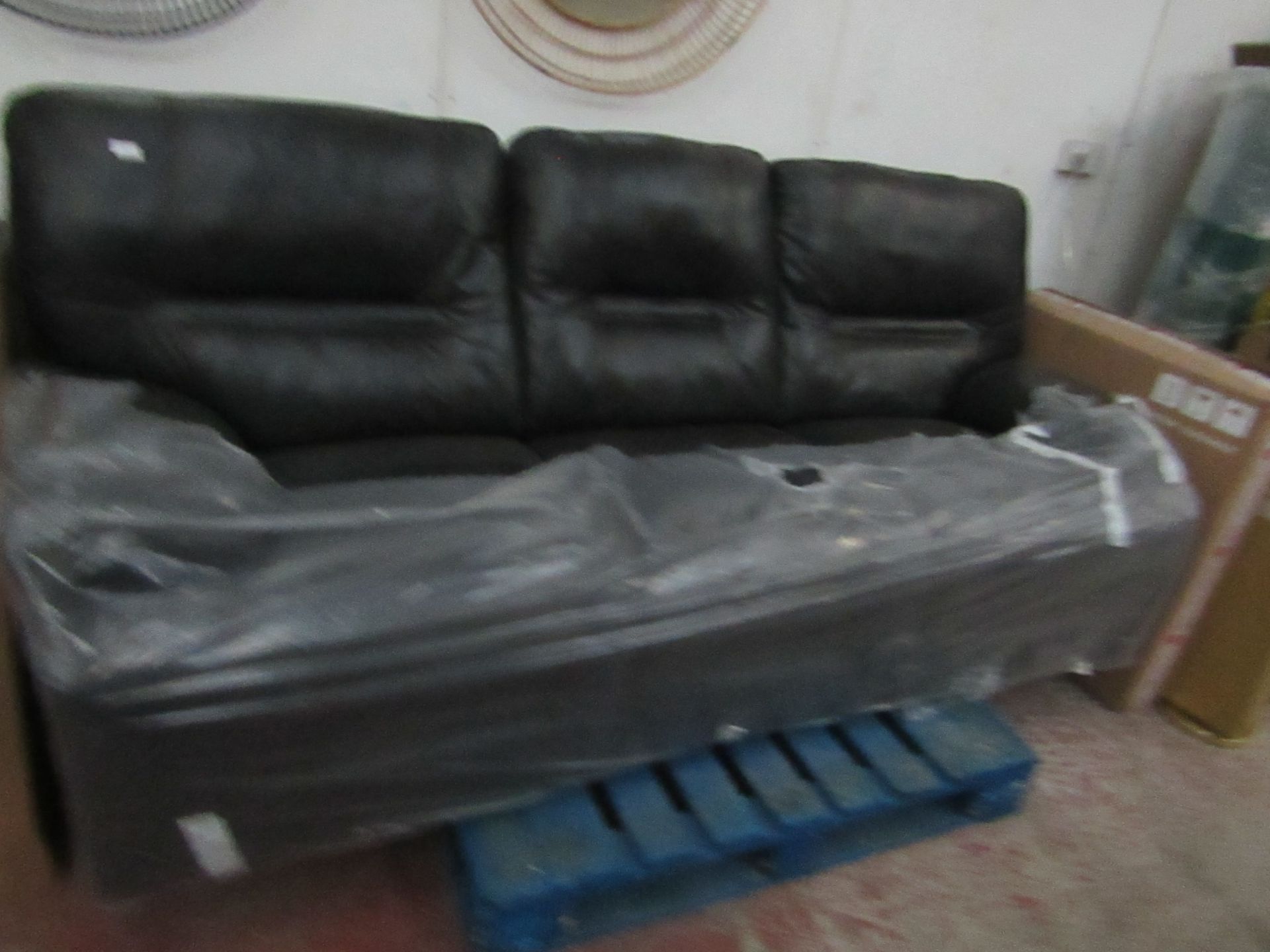 Costco 3 Seater Leather electric reclining sofa, tetsed working in good condition.