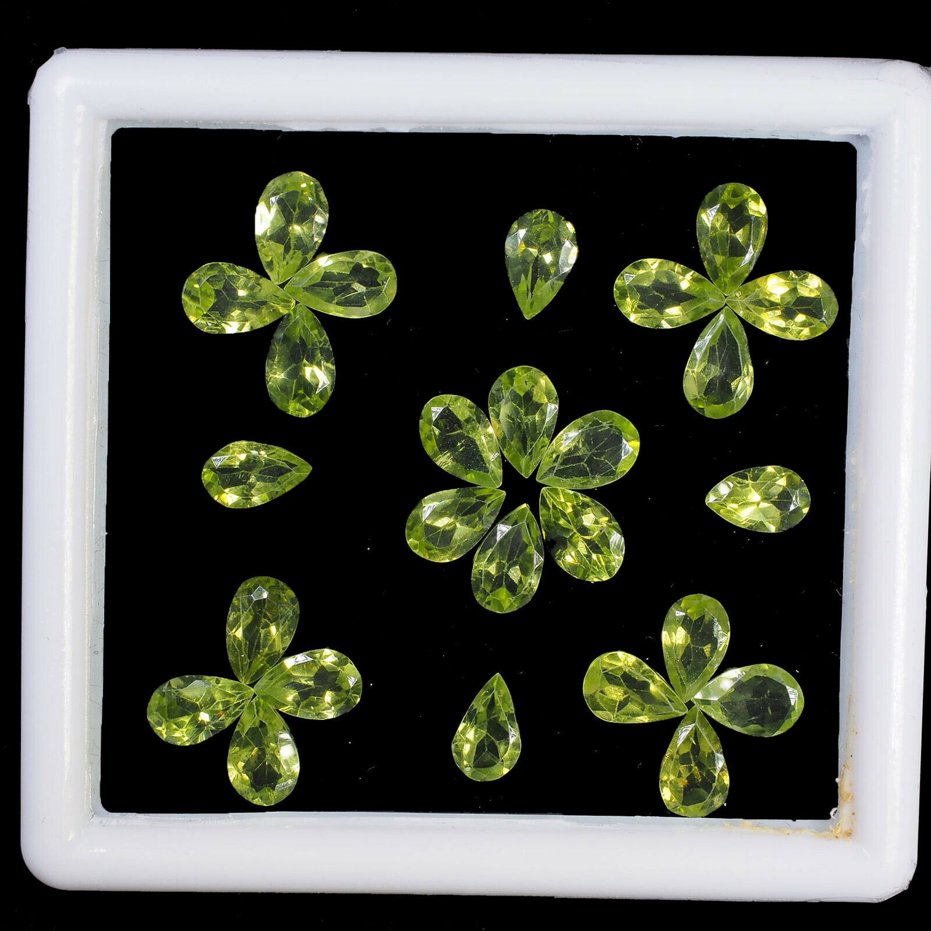 Natural Peridot - 22.95 carats - 26 pieces - average retail value £ 5,581.14