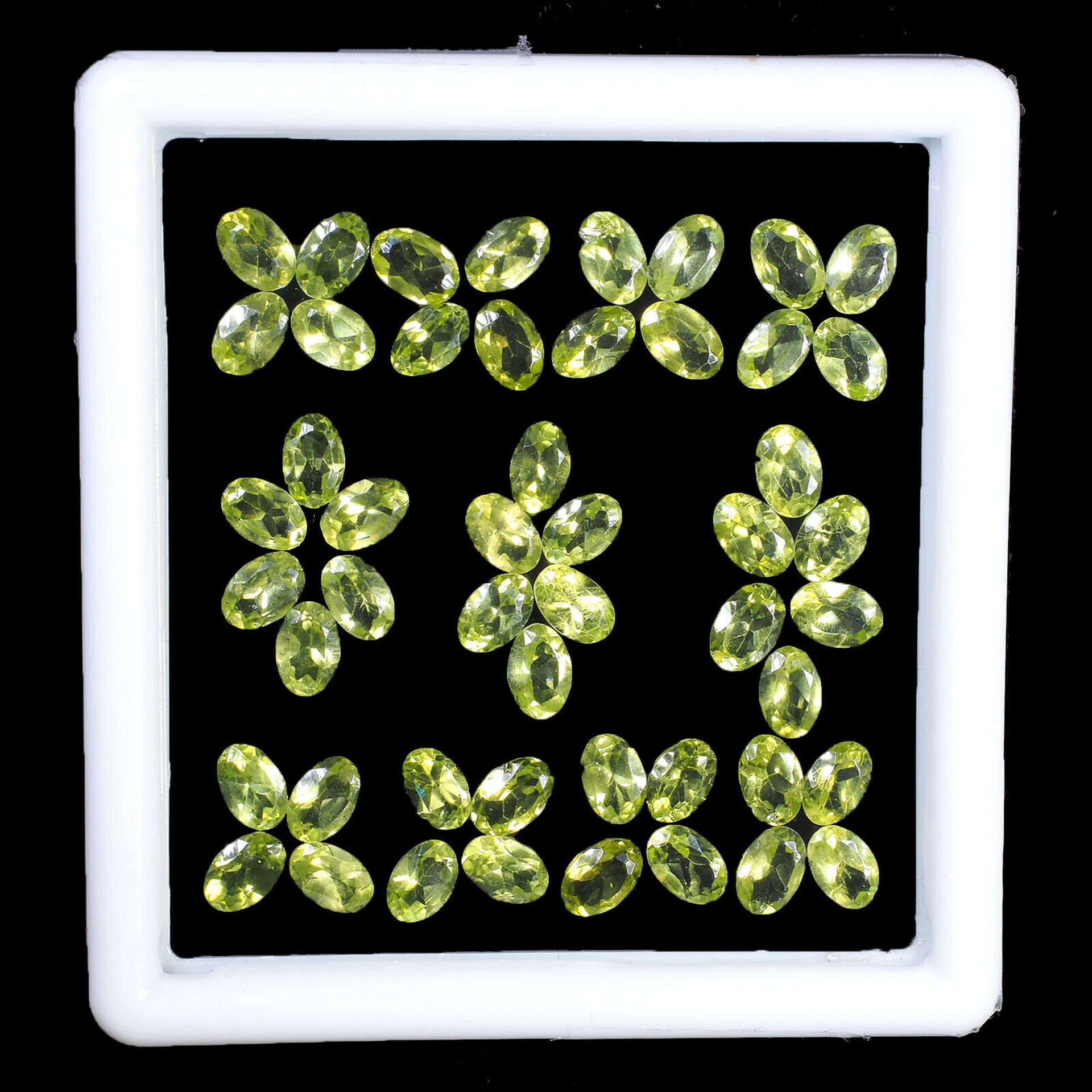 Natural Peridot - 25.00 carats - 54 pieces - Average retail value £6,492.85