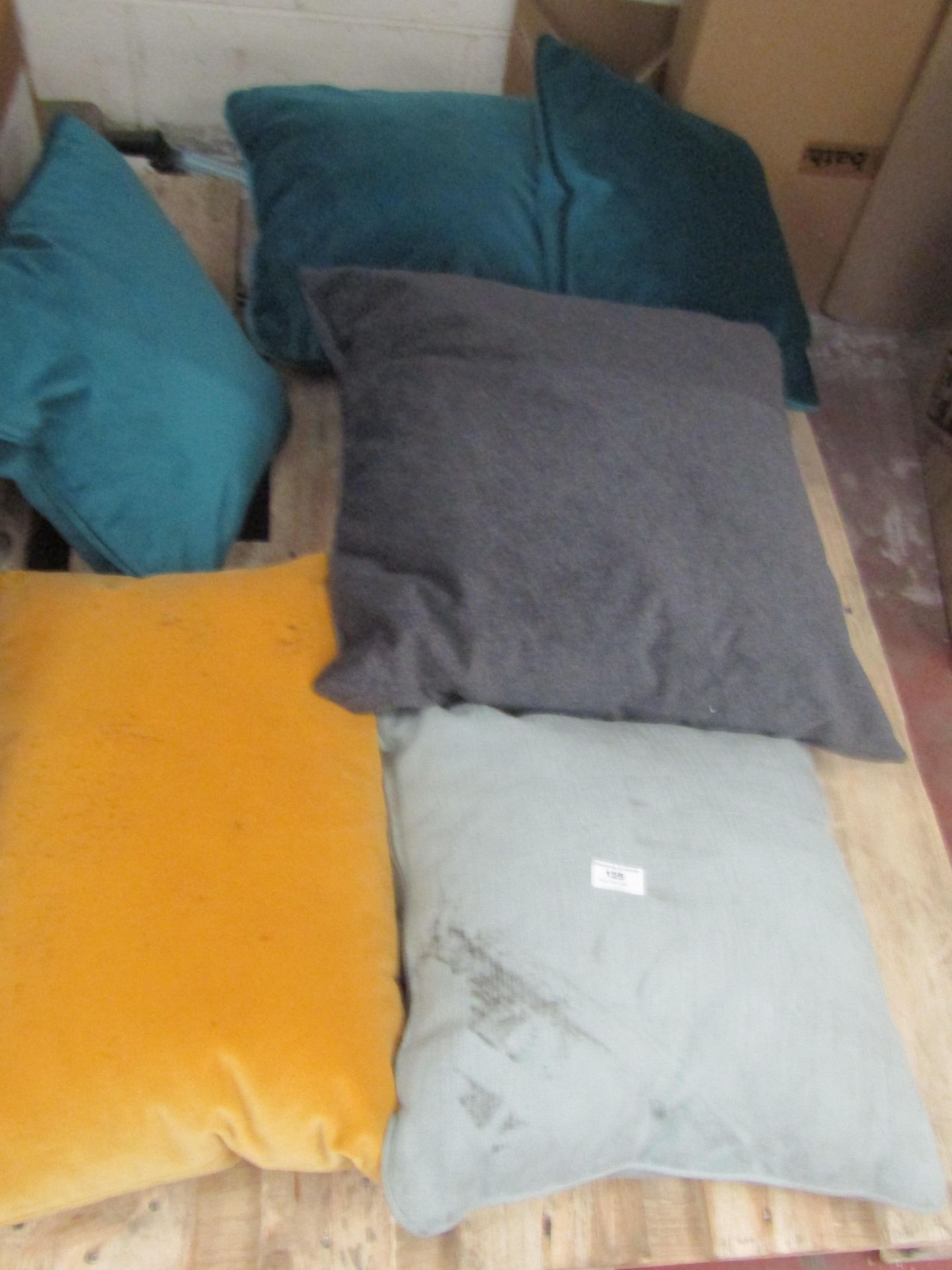 | 6X | VARIOUS SIZED SWOON CUSHIONS ALL ARE DIRTY AND NEED A CLEAN | UNCHECKED AND BOXED | RRP £- |