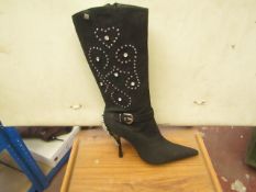 1 x Pair of Unze By Shalimar Boots. Size 7.New & Boxed. See Image For Design