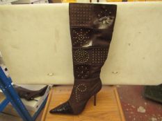 1 x Pair of Unze By Shalimar Boots. Size 6.New & Boxed. See Image For Design