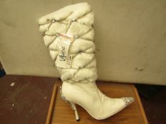 1 x Pair of Unze By Shalimar Boots. Size 7. New & Boxed. See Image For Design