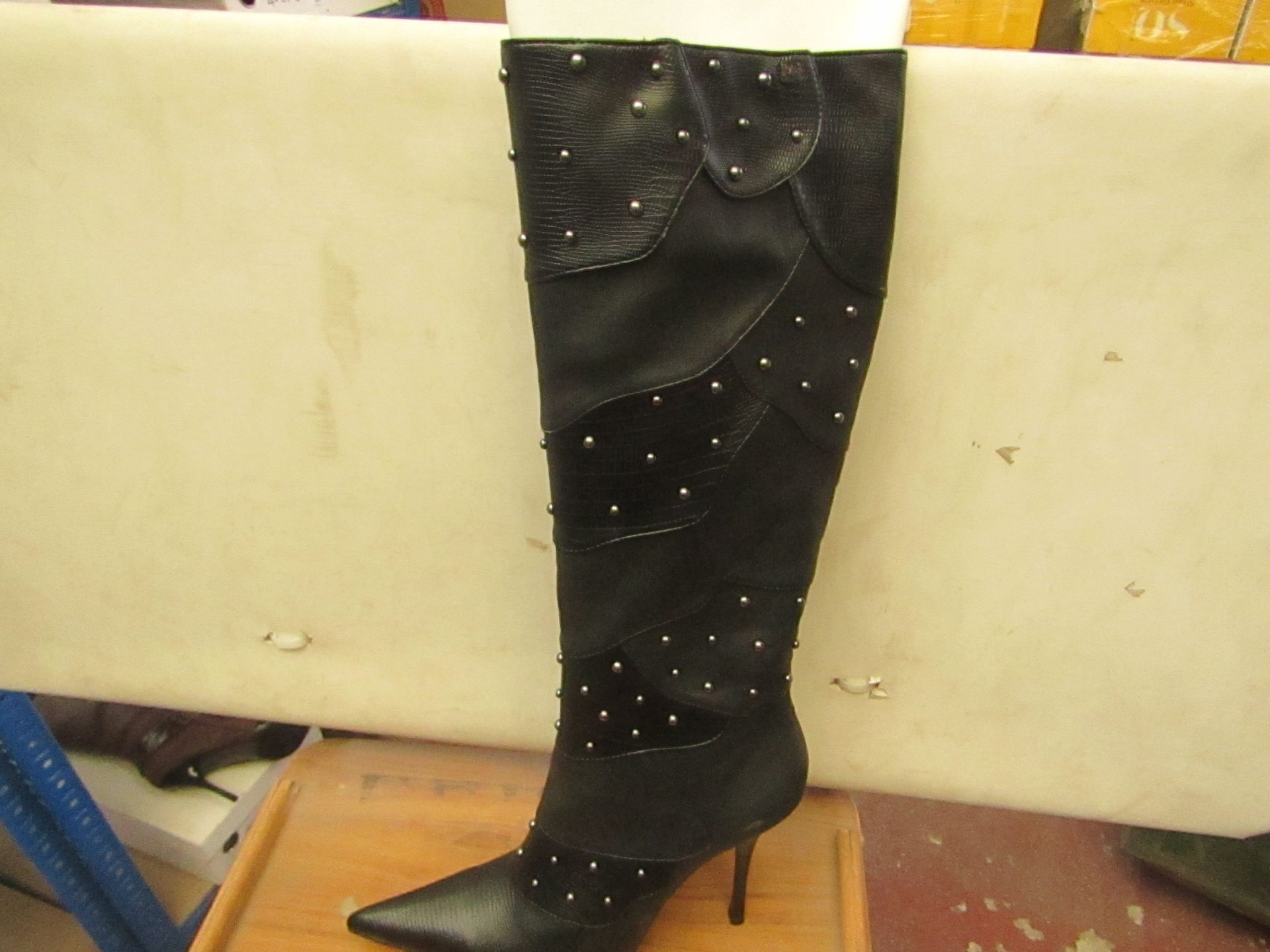 1 x Pair of Unze By Shalimar Boots. Size 6.New & Boxed. See Image For Design