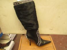 1 x Pair of Unze By Shalimar Boots. Size 7.New & Boxed. See Image For Design