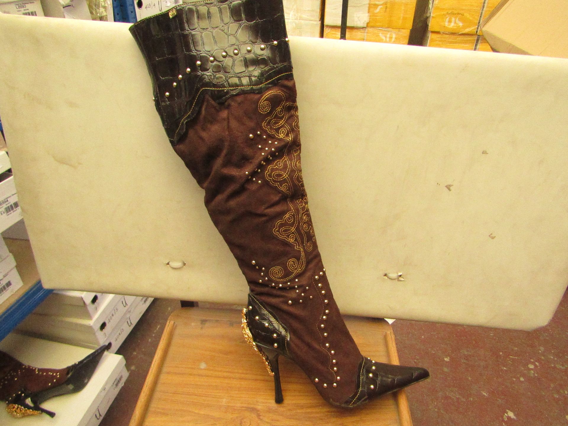 1 x Pair of Unze By Shalimar Boots. Size 6.New & Boxed. See Image For Design