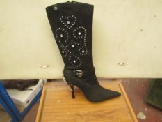 1 x Pair of Unze By Shalimar Boots. Size 4.New & Boxed. See Image For Design