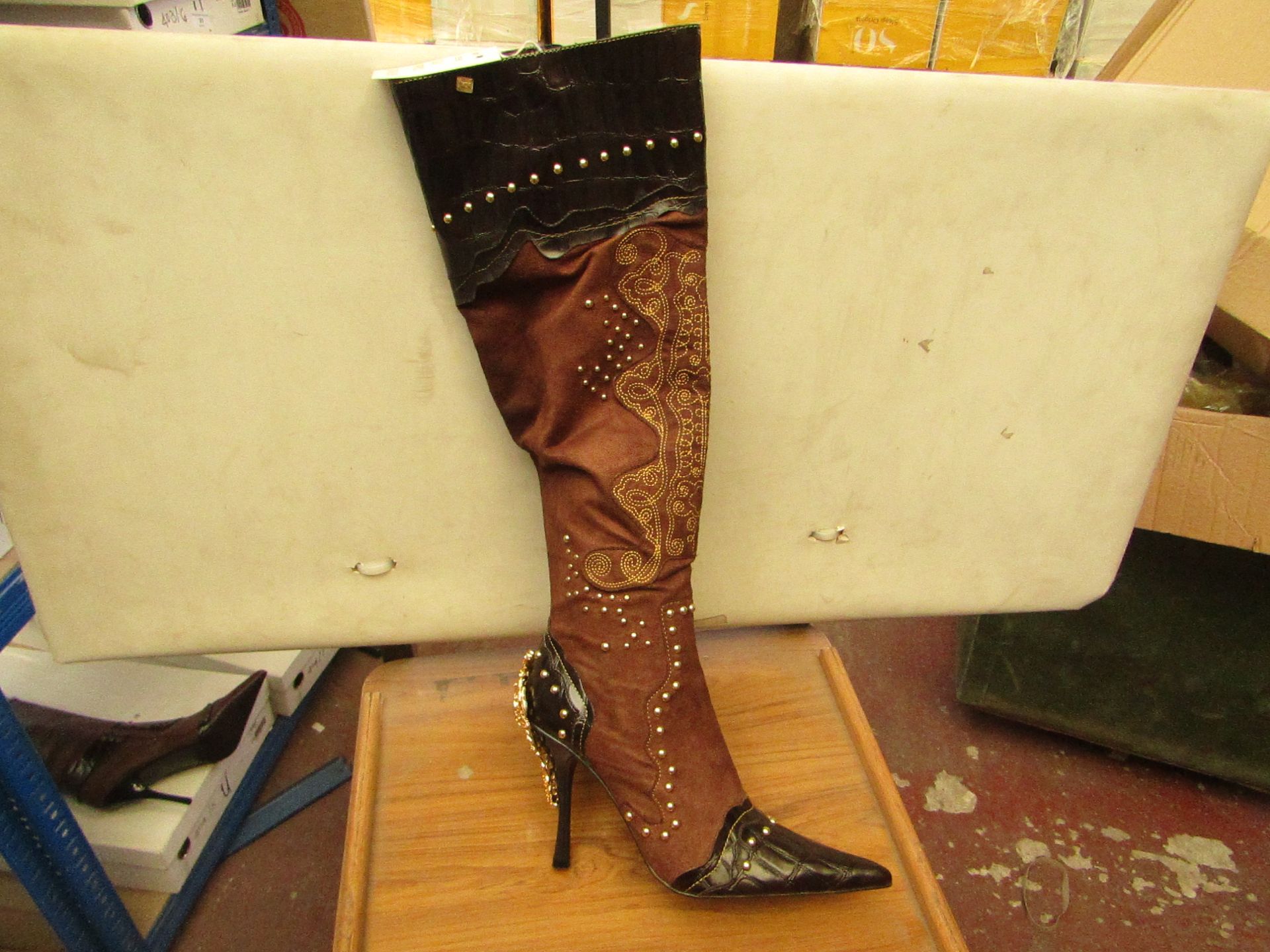 1 x Pair of Unze By Shalimar Boots. Size 4.New & Boxed. See Image For Design