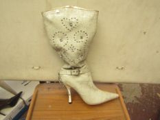 1 x Pair of Unze By Shalimar Boots. Size 4.New & Boxed. See Image For Design