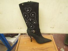 1 x Pair of Unze By Shalimar Boots. Size 5.New & Boxed. See Image For Design