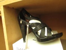 1 x Pair of Unze By Shalimar Shoes. Size 5. New & Boxed. See Image For Design