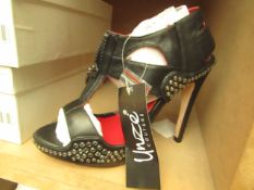 1 x Pair of Unze Couture Shoes. Size 5. New & Boxed. See Image For Design