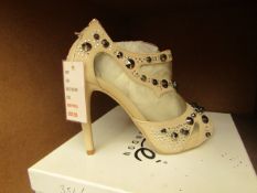 1 x Pair of Unze By Shalimar Shoes. Size 5.New & Boxed. See Image For Design