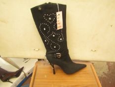 1 x Pair of Unze By Shalimar Boots. Size 8.New & Boxed. See Image For Design