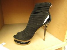 1 x Pair of Unze Couture Shoes. Size 5. New & Boxed. See Image For Design