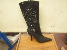 1 x Pair of Unze By Shalimar Boots. Size 7.New & Boxed. See Image For Design