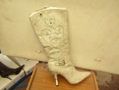 1 x Pair of Unze By Shalimar Boots. Size 5.New & Boxed. See Image For Design