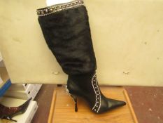 1 x Pair of Unze By Shalimar Boots. Size 4. New & Boxed. See Image For Design