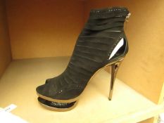1 x Pair of Unze Couture Shoes. Size 4. New & Boxed. See Image For Design