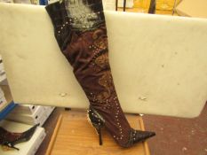 1 x Pair of Unze By Shalimar Boots. Size 7.New & Boxed. See Image For Design