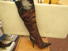 1 x Pair of Unze By Shalimar Boots. Size 7.New & Boxed. See Image For Design