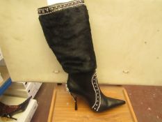 1 x Pair of Unze By Shalimar Boots. Size 4. New & Boxed. See Image For Design