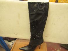 1 x Pair of Unze By Shalimar Boots. Size 4.New & Boxed. See Image For Design