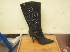 1 x Pair of Unze By Shalimar Boots. Size 6.New & Boxed. See Image For Design