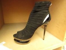 1 x Pair of Unze Couture Shoes. Size 8. New & Boxed. See Image For Design